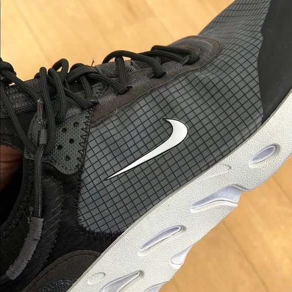 NIKE Men's React Live Running Shoe - Picture 15 of 16